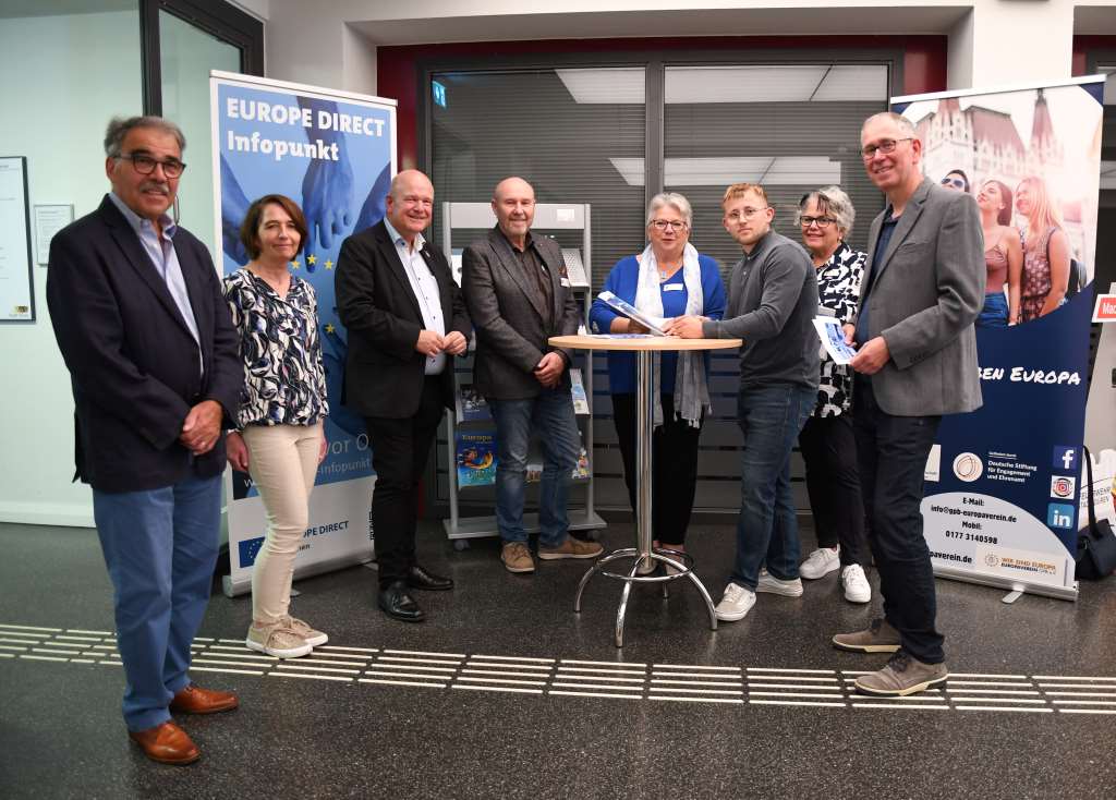 (v.l.n.r.) Jürgen Werner, Andrea Wolff (beide Europaverein GPB e.V.), Bürgermeister Frank Peter Ullrich, Herbert Hucklenbroich (Seniorenrat der Stadt Düren), Gudrun Schauerte (Seniorenrat der Stadt Düren), Maximilian Schorn (Stadt Düren), Sabine Briscot-Junkersdorf (Stadt Düren) und Winfried Brömmel (EUROPE DIRECT Aachen).