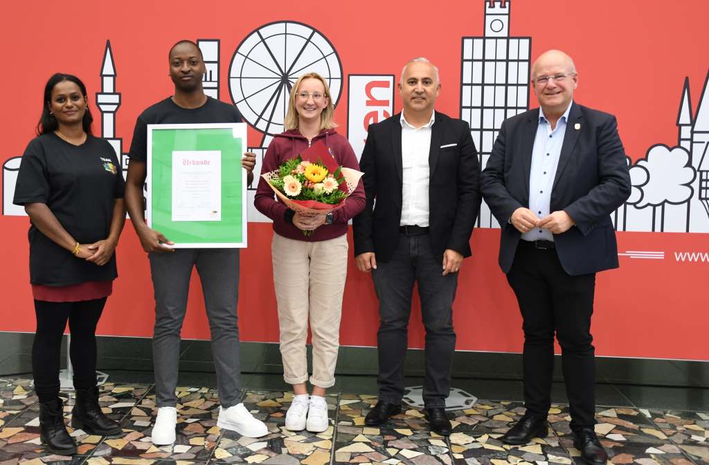 Bürgermeister Frank Peter Ullrich (rechts) und Bülent Yalcin (2.v.r.) überreichten den Integrationspreis der Stadt Düren an Nathan Kihumbu (2.v.l.) und weitere Vertreterinnen der IG Miesheimer Weg.