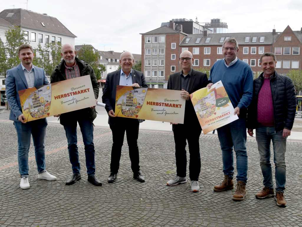 Die Vorfreude auf den Dürener Herbstmarkt am 20. Oktober ist groß (v.l.n.r.): Citymanager Manuel Keischgens, Hans Bert Cremer (Vorsitzender des Verbandes Reisender Schausteller e.V. Düren), Bürgermeister Frank Peter Ullrich, Niels-Christian Schaffert (Technischer Beigeordneter der Stadt Düren), Achim Greiff (Stadt Düren), Ulf Minartz (Vorsitzender der „Interessengemeinschaft Düren-City e.V.“).