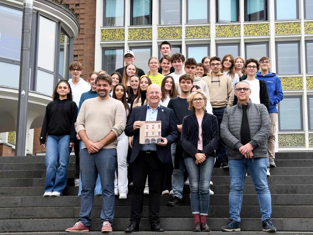 Auf Einladung von Bürgermeister Frank Peter Ullrich besuchten Schülerinnen und Schüler des Rurtal-Gymnasiums und ihre Gastschülerinnen und –schüler der Partnerschule in Crema in Italien das Dürener Rathaus.