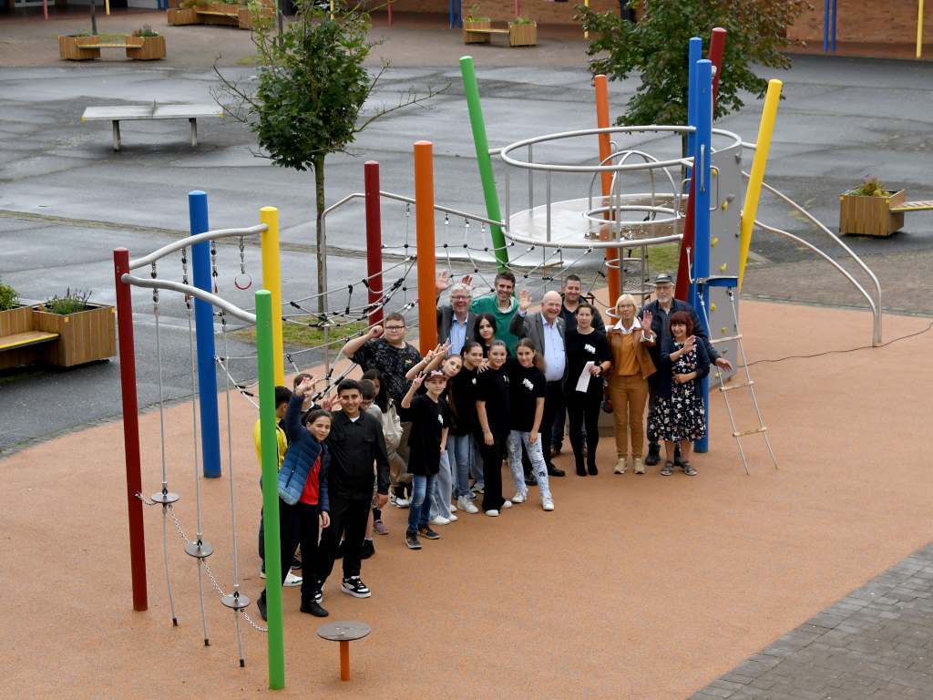 Die Freude über das neue Spielgerät auf dem Schulhof der Matthias-Claudius-Schule ist groß. Die Schülerinnen und Schüler hatten ihre Wünsche und Ideen in die Planungen mit eingebracht.