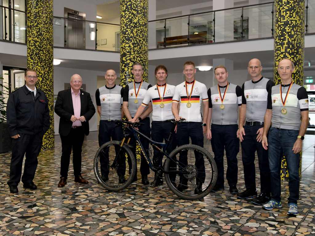 Bürgermeister Frank Peter Ullrich (2.v.l.) und Patric Ramacher, Leiter der Feuerwehr Düren (links) gratulierten den Kollegen der Radsportgruppe der Feuerwehr Düren im Rathaus noch einmal zu den Leistungen bei der Deutschen Feuerwehr Meisterschaft im Mountainbike.