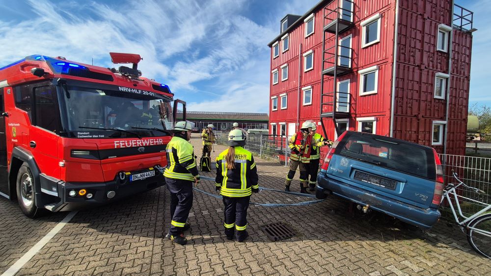 Die Feuerwehren und Hilfsorganisationen der Kreise Düren und Euskirchen übten in Kreuzau-Stockheim den Notfall. Foto: Kreis Düren