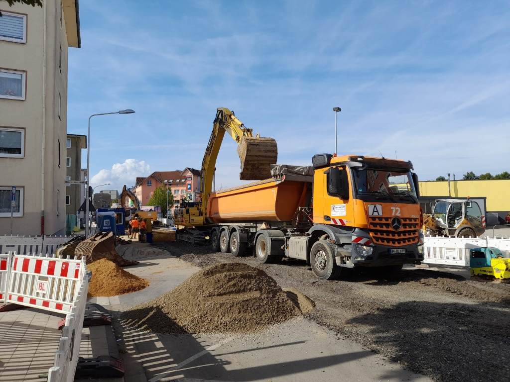 Die Kanalbauarbeiten in der Arnoldsweilerstraße kommen zügig voran. Die Baustelle hat inzwischen die Kreuzung an der Albrecht-Dürer-Straße erreicht. 