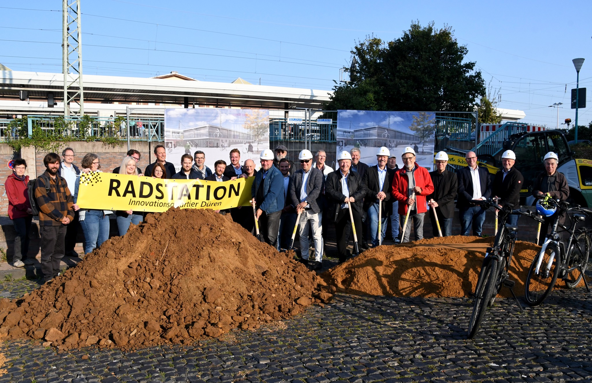 Großer Bahnhof vor dem Bahnhof: Zusammen unter anderem mit Vertreterinnen und Vertreter der beteiligten Ämter der Stadtverwaltung und des Rates hat Bürgermeister Frank Peter Ullrich (9.v.r.) den ersten Spatenstich für den Bau der neuen Radstation am Bahnhof gesetzt.