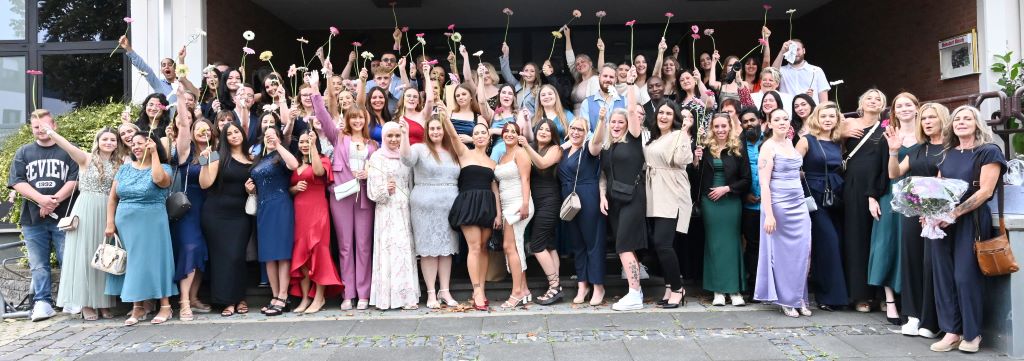 Foto (© Tatjana Opgenorth): 103 frisch examinierte Pflegefachkräfte, die ihre generalistische Ausbildung zur Pflegefachfrau und zum Pflegefachmann im Pflegebildungszentrum am St. Marien-Hospital Düren erfolgreich absolviert haben