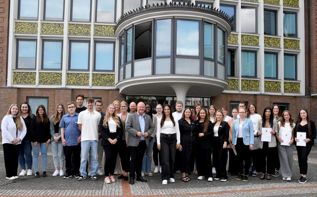 Bürgermeister Frank Peter Ullrich (vorne Mitte) und Rebecca Wergen von der Ausbildungsleitung (1. Reihe, rechts neben dem Bürgermeister) begrüßten die neuen Auszubildenden und Studentinnen und Studenten der Stadtverwaltung Düren.