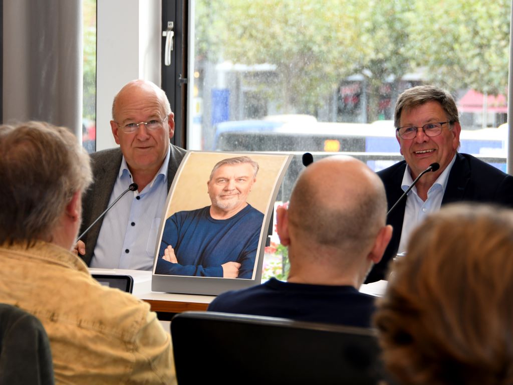 Auf einer Pressekonferenz stellten Bürgermeister Frank Peter Ullrich (l.) und Lothar Claßen, Präsident der KG Närrische Nord Dürener (r.), den nächsten Träger des Dürener Papiermacherordens, Hape Kerkeling, vor.