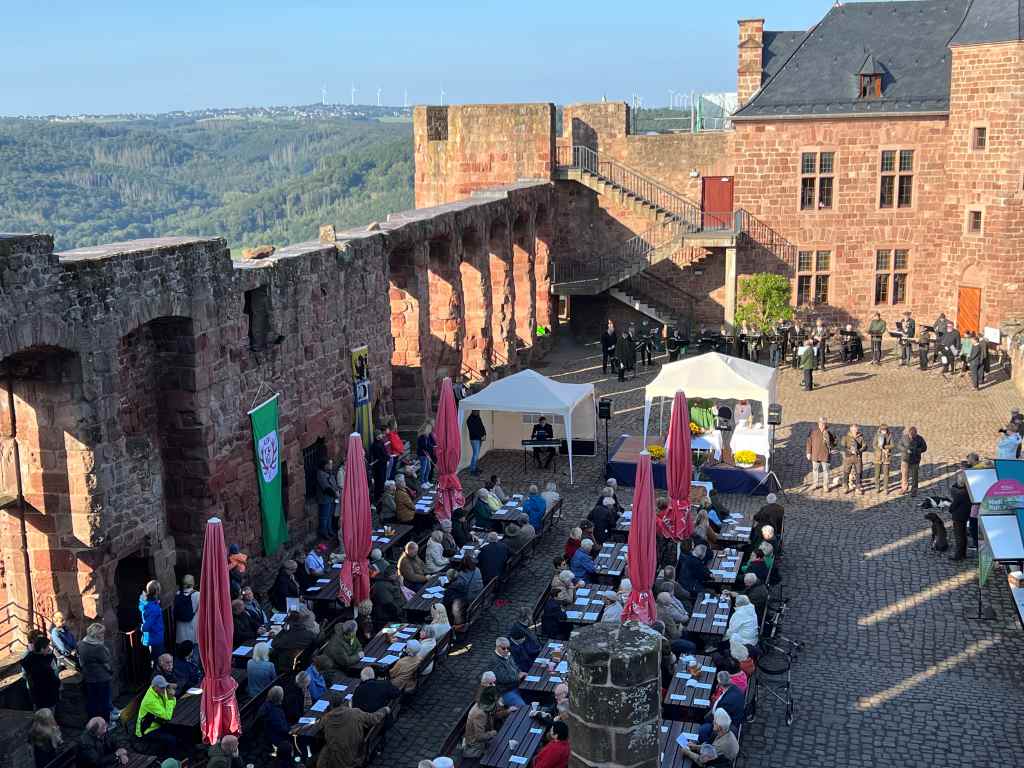 Der Kreis Düren und die Kreisjägerschaft feiern auf Burg Nideggen die traditionelle Hubertusmesse. Foto: Kreis Düren