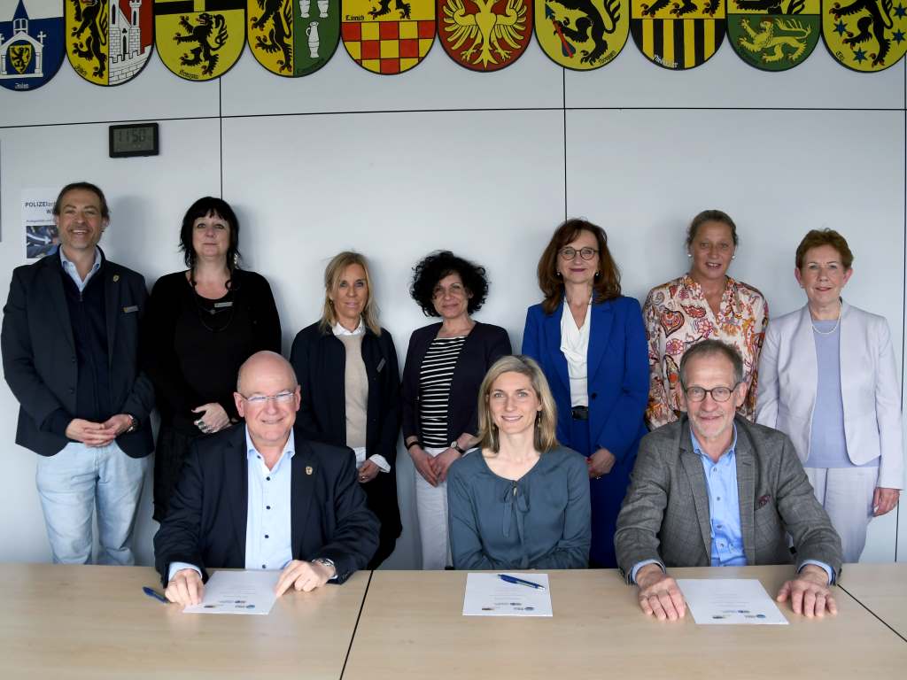 Bürgermeister Frank Peter Ullrich (vordere Reihe links), die Leiterin der Direktion Kriminalität der Polizei Düren, Svende Friedrichs (vordere Reihe Mitte) und der Beauftragte des Landes Nordrhein-Westfalen für den Kreis Düren, Ferdinand Aßhoff (vordere Reihe rechts), unterzeichneten jetzt eine Kooperationsvereinbarung zwischen den Jugendämtern von Stadt und Kreis sowie der Polizei Düren. Mit dabei waren auch Vertreterinnen und Vertreter beider Jugendämter sowie Elke Ricken-Melchert, Dezernentin für Familie und Soziales des Kreises Düren und Christopher Löhr, Beigeordneter für Generationen, Demografie und Soziales der Stadt Düren.