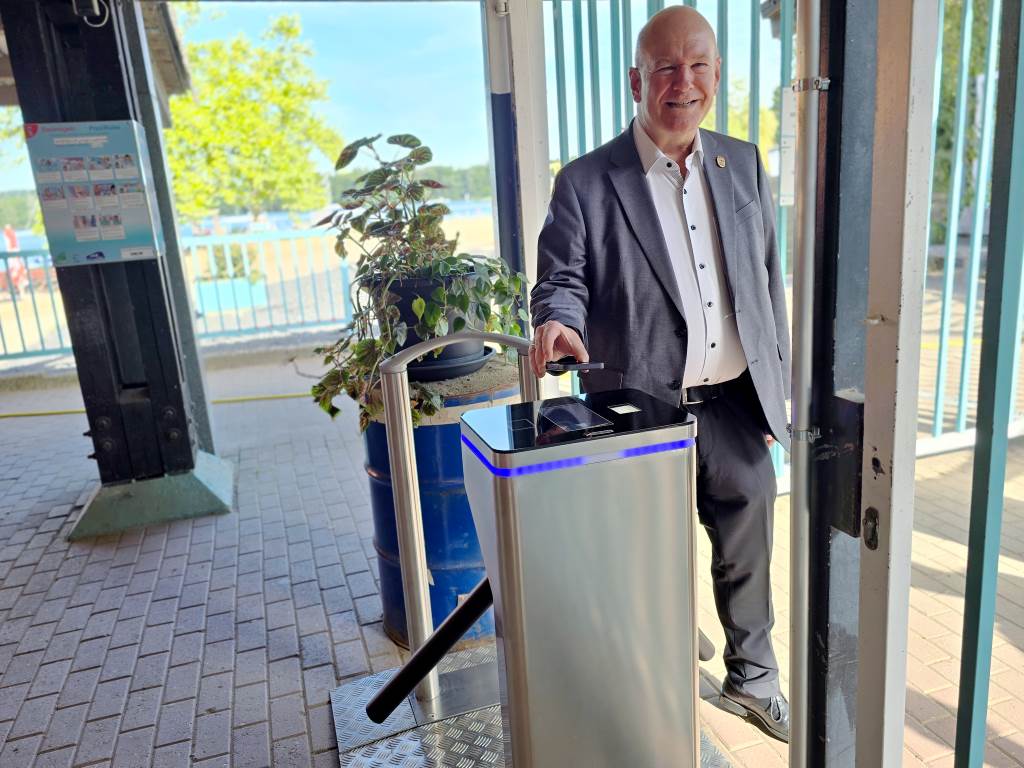 Der Eintritt zum Dürener Badesee in Gürzenich kann ab sofort noch einfacher und schneller erfolgen: Bürgermeister Frank Peter Ullrich testete den gesonderten Eingang mit Drehkreuz, der mit digitalen Tickets genutzt werden kann.