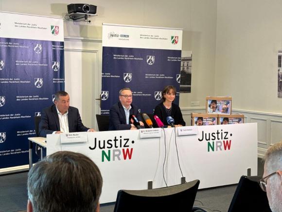 v. l. n. r.: Pressesprecher JM NRW Dirk Reuter, Minister der der Justiz Dr. Benjamin Limbach, Yanni Gentsch Quelle: Justiz NRW 
