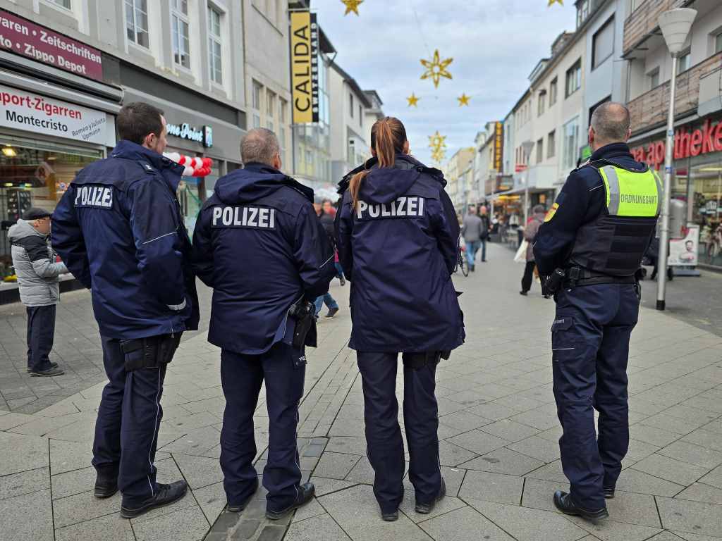 Mit einem gemeinsamen Aktionstag kontrollieren heute (18.12.2025) das Ordnungsamt der Stadt Düren und die Polizei verstärkt das E-Scooter-Fahrverbot in der Dürener Fußgängerzone.