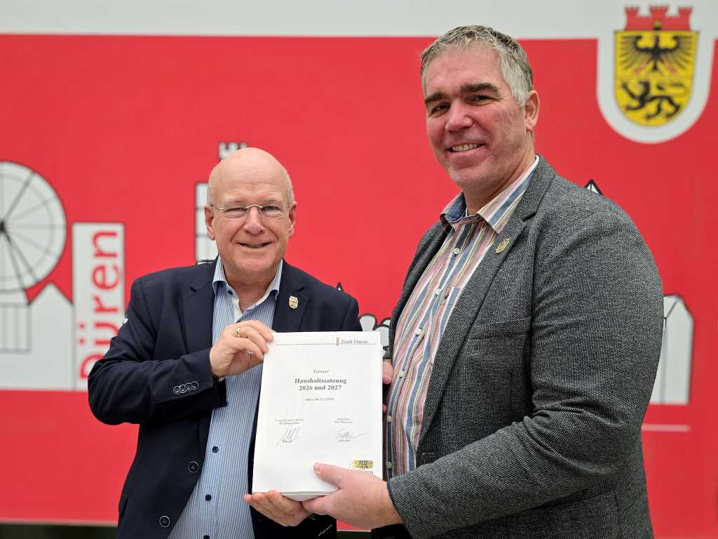 879 Seiten umfasst der Entwurf des von Stadtkämmerer Stephan Schlaak (r.) aufgestellte Doppelhaushalt für die Jahre 2026 und 2027. Für Bürgermeister Frank Peter Ullrich ist der Entwurf eine solide Grundlage für die Haushaltsberatungen im Januar.