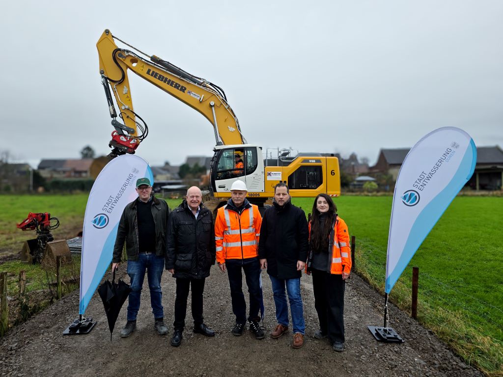 Zusammen mit dem Leiter der Stadtentwässerung Düren, Benjamin Savelsberg (l.), hat sich Bürgermeister Frank Peter Ullrich (2.v.l.) vor Ort ein Bild der Kanalarbeiten in der Dümpelgasse gemacht. Zusammen mit dem Leiter der Stadtentwässerung Düren, Benjamin Savelsberg (l.), hat sich Bürgermeister Frank Peter Ullrich (2.v.l.) vor Ort ein Bild der Kanalarbeiten in der Dümpelgasse gemacht.