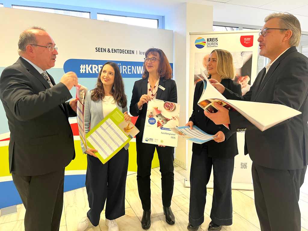 Freuen sich über die Neuauflage des Familienplaners: Landrat Dr. Ralf Nolten, Angelina Bonnes, Amt für Kinder, Jugend und Familie, Elke Ricken-Melchert, Dezernentin für Kinder, Jugend, Familie und Soziales, Carolin Küpper, Amt für Kinder, Jugend und Familie sowie Uwe Willner, Vorstandsvorsitzender Sparkasse Düren. Foto: Kreis Düren Freuen sich über die Neuauflage des Familienplaners: Landrat Dr. Ralf Nolten, Angelina Bonnes, Amt für Kinder, Jugend und Familie, Elke Ricken-Melchert, Dezernentin für Kinder, Jugend, Familie und Soziales, Carolin Küpper, Amt für Kinder, Jugend und Familie sowie Uwe Willner, Vorstandsvorsitzender Sparkasse Düren. Foto: Kreis Düren