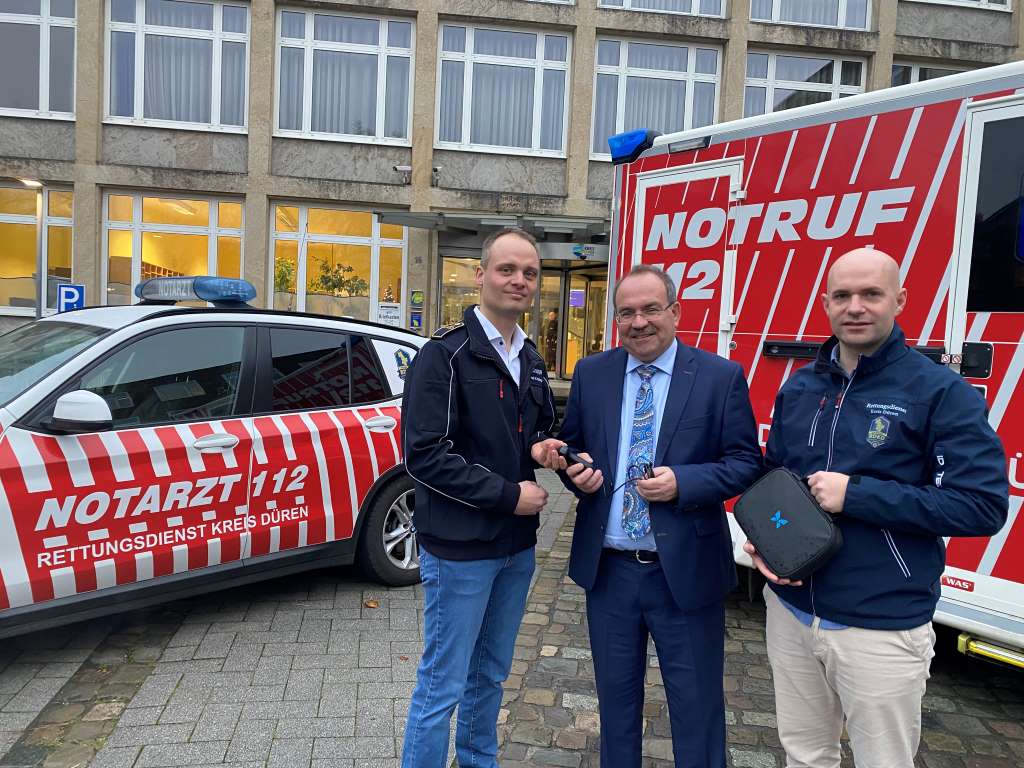 Neue mobile Ultraschallgeräte im Rettungsdienst: Landrat Dr. Ralf Nolten (Mitte) übergibt die neuen Geräte an Dr. Norbert Hambach, ärztlicher Leiter Rettungsdienst (l.), und Jens Juchem (RDKD). Neue mobile Ultraschallgeräte im Rettungsdienst: Landrat Dr. Ralf Nolten (Mitte) übergibt die neuen Geräte an Dr. Norbert Hambach, ärztlicher Leiter Rettungsdienst (l.), und Jens Juchem (RDKD).