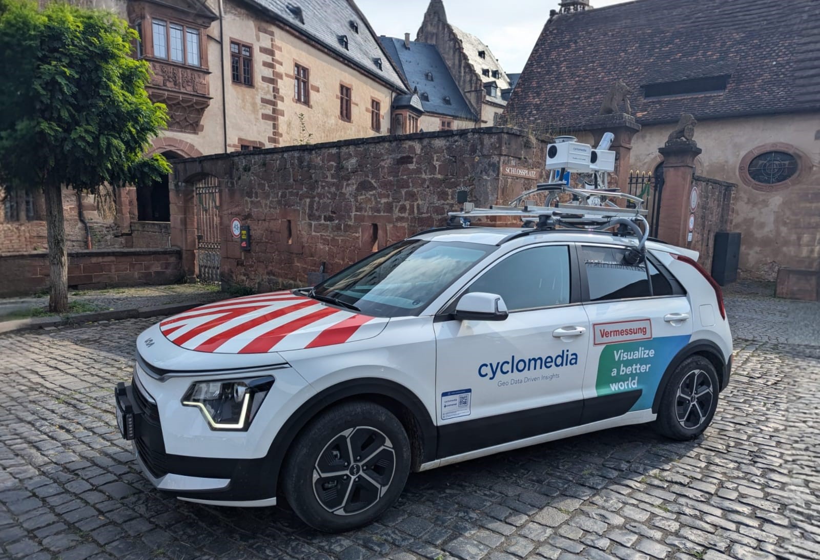 Autos wie dieses werden in den kommenden Wochen durch das Dürener Stadtgebiet fahren und 360°-Panoramabilder des Straßenraums erzeugen.