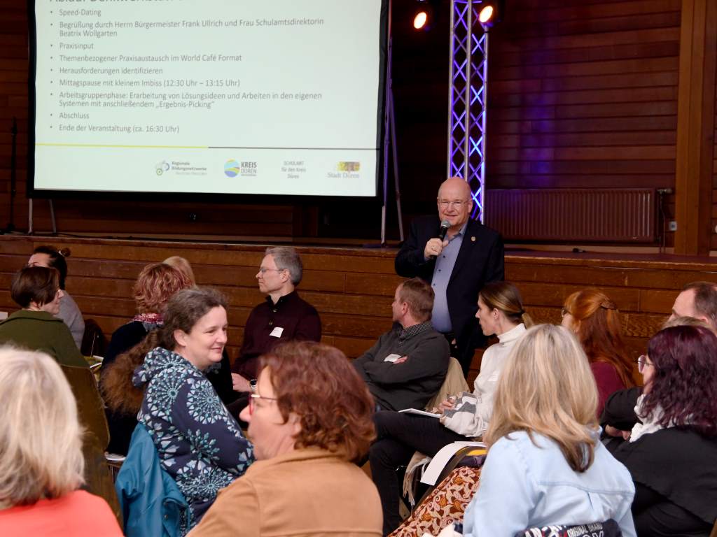 Bürgermeister Frank Peter Ullrich begrüßte die Teilnehmerinnen und Teilnehmer der Denkwerkstatt zum Thema „Kooperativer Ganztag“ in der Lendersdorfer Rurtalhalle.