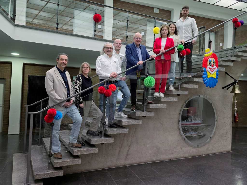  Die Organisatorinnen und Organisatoren in der Stadtverwaltung und dem Festkomitee Dürener Karneval freuen sich gemeinsam auf die nächste Ausgabe von „Jeck am Markt“ an Weiberfastnacht auf dem Marktplatz zum Auftakt des Straßenkarnevals. 