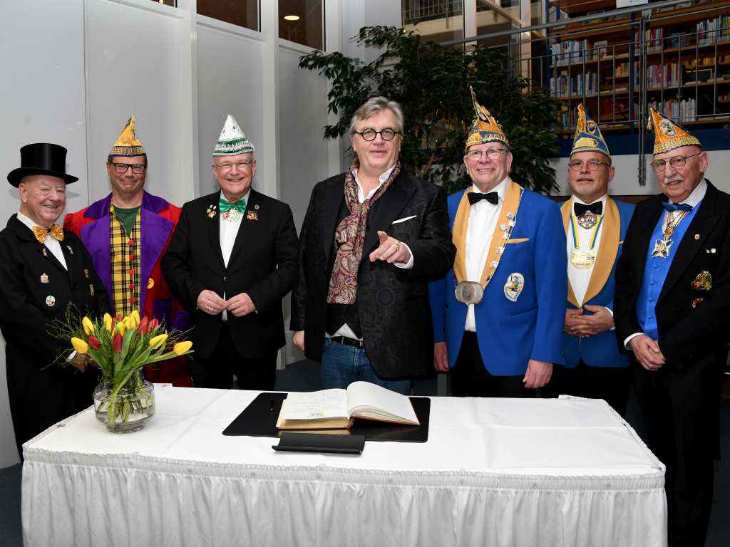 Foto Goldenes Buch: Auf Einladung von Bürgermeister Frank Peter Ullrich (3.v.l.) trug sich Hape Kerkeling (4.v.l.) vor der Verleihung des Dürener Papiermacherordens unter den Augen der Ordens-Kuratoriums-Mitglieder ins Goldene Buch der Stadt Düren ein. (Mit im Bild: Holger Autenrieb (1.v.l.) Armin Vetter (2.v.l.), Lothar Claßen (5.v.l.), Stefan Cremer (6.v.l.) und Rolf Peter Hohn (7.v.l.).) 
