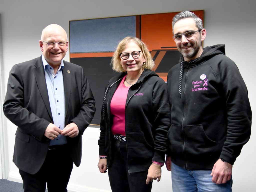 Bürgermeister Frank Peter Ullrich (l.) empfing im Rathaus Daniela Hodenius vom Team „Pink-Paddler-Düren“ und Alex Dieken (r.) vom „1. Dürener Drachenbootverein e.V.“.