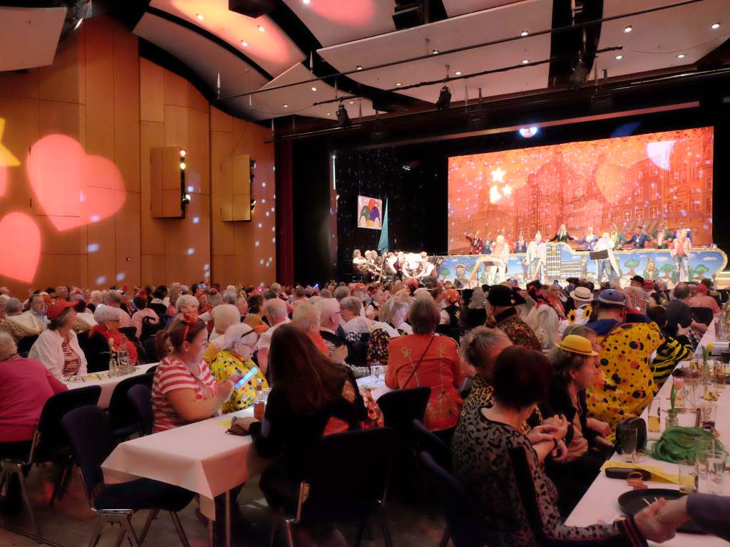 Hervorragende Stimmung bei der Seniorensitzung im vollbesetzten Theatersaal im Haus der Stadt.