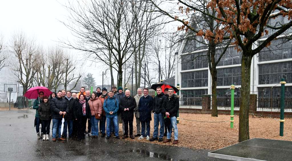 Für rund 100.000 Euro sind die Spielgeräte und Fallschutzflächen auf dem Schulhof der Städtischen Gemeinschaftsgrundschule Birkesdorf erneuert worden. 