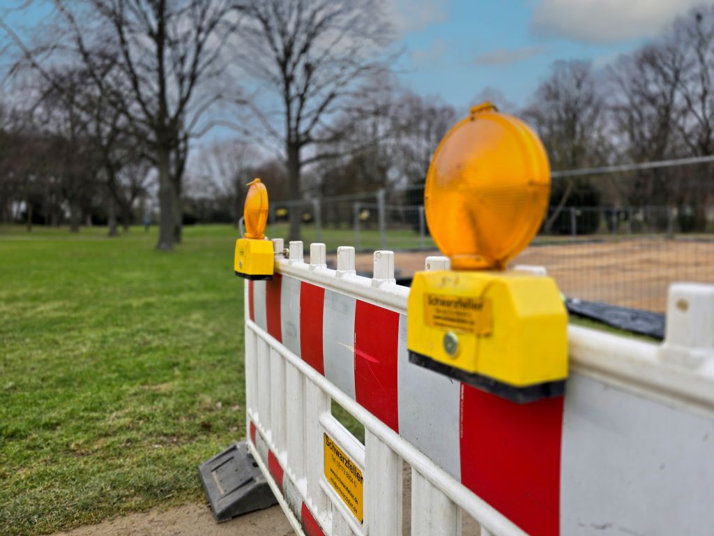 Nach der Fertigstellung des Südeingangs sind jetzt die Umgestaltungsarbeiten am Park Holzbenden selbst gestartet.