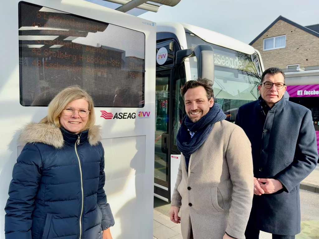 von rechts go.Rheinland-Geschäftsführer Hans-Peter Geulen, Stolbergs Bürgermeister Patrick Haas sowie Dr. Kathrin Driessen (Leiterin Bereich Mobilität und Qualität) von der ASEAG am Mühlener Bahnhof.: go.Rheinland GmbH