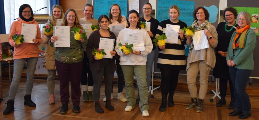 Die Erzieherinnen und Organisatorinnen freuen sich über den erfolgreichen Abschluss der Fortbildungsreihe "Sprachliche Bildung im Elementarbereich“. Foto: Kreis Düren