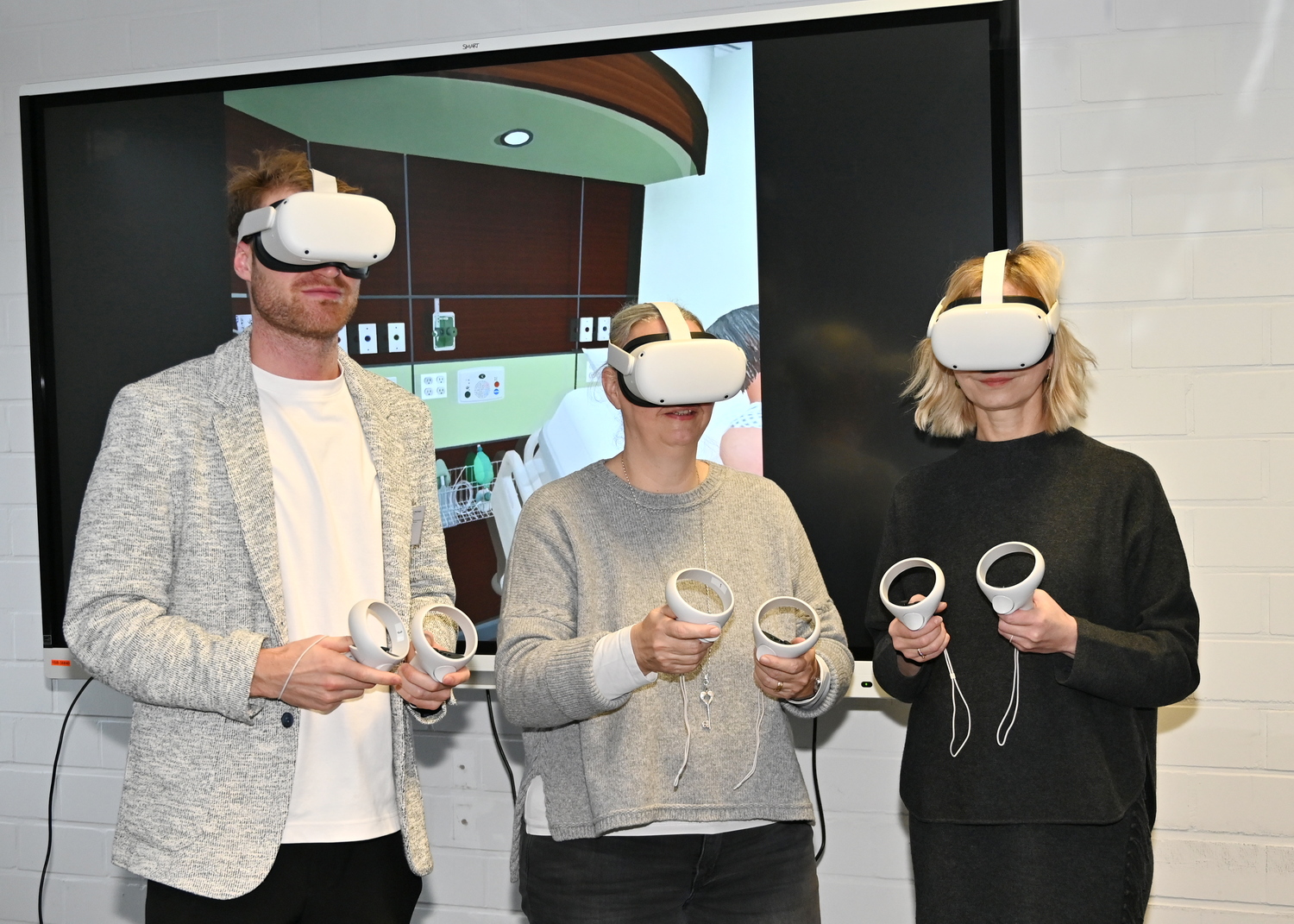 Fotos (© T. Opgenorth): Technik trifft Pädagogik – v.l. David Müller (Lehrer für Pflegeberufe B.A.), Gabi Kalkbrenner (Kfm. Direktorin) und Katrin Magerkurth (Pflegedirektorin) beim Praxistest der VR-Brillen im Pflegebildungszentrum