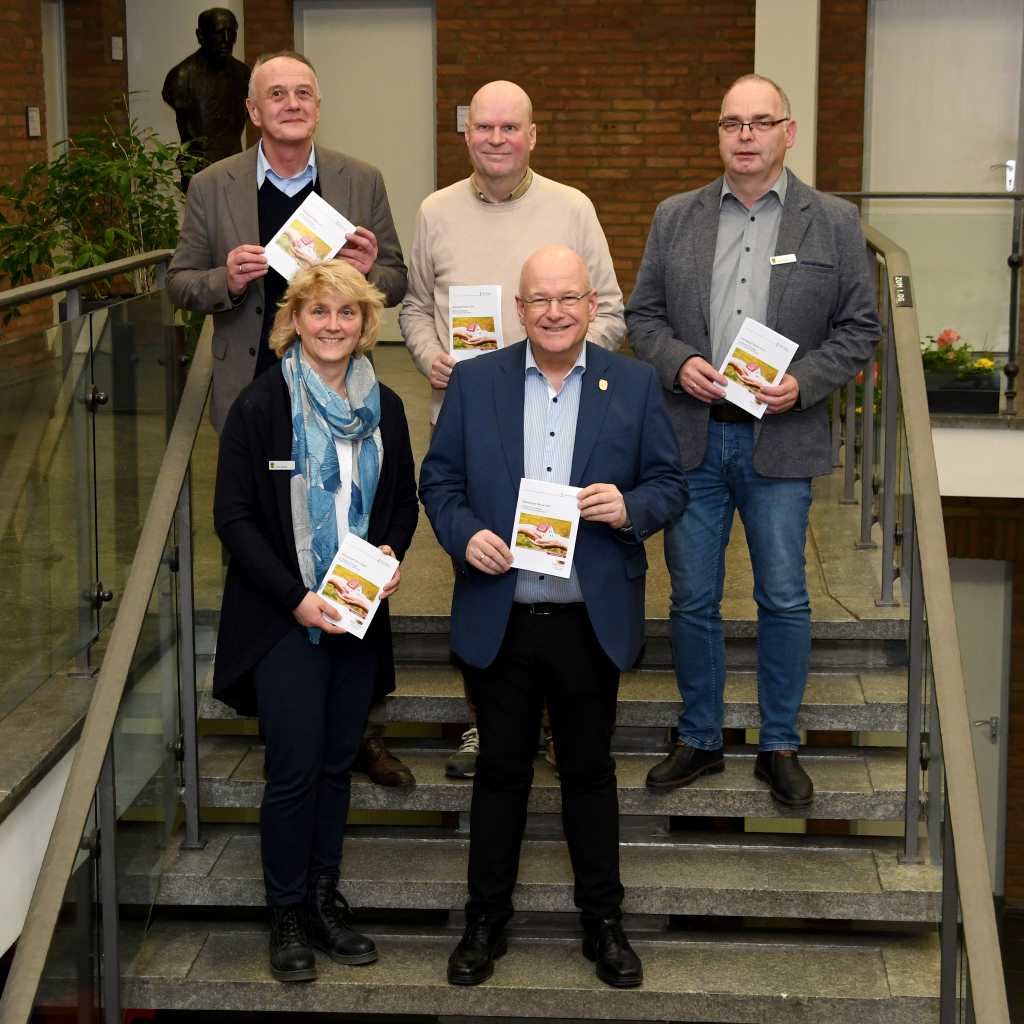 Foto: (v.l.n.r.): Hans Jörg Depel (Geschäftsführer „Mieterverein Köln e.V.), Britta Hourtz (Leiterin des Sozialamtes der Stadt Düren), Gerd Blankenburg (Vorsitzender „Haus & Grund Düren e.V.“), Bürgermeister Frank Peter Ullrich, Bernd Korall (Sozialamt der Stadt Düren).