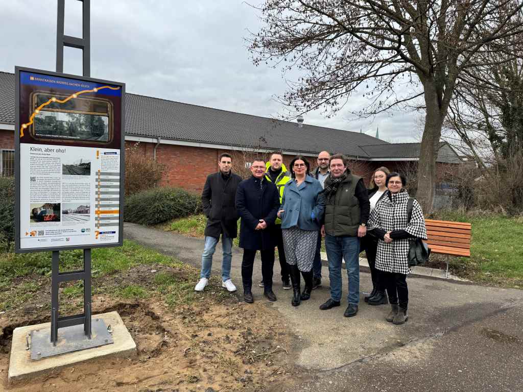 Die Beteiligten freuen sich über die neuen Infostelen am Bahntrassenweg wie hier in Aldenhoven. Karin Piesch (LEADER), Lena Deliege (Kreis Düren), Jülichs Bürgermeister Axel Fuchs, Christoph Pöhlmann (Amtsleitung Kreisentwicklung), Kreis-Dezernentin Susanne Dettlaff, David Plum, Bürgermeister Ralf Claßen und Michael Reichert (alle Gemeinde Aldenhoven, v.r.) Foto: Kreis Düren