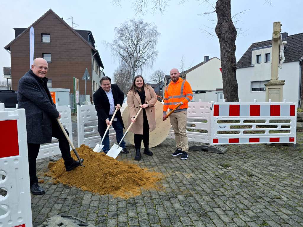 Zusammen mit Vertreterinnen und Vertretern der SOCO Network Solutions GmbH setzte Bürgermeister Frank Peter Ullrich (l.) in Merken den ersten Spatenstich für den Glasfaserausbau. 