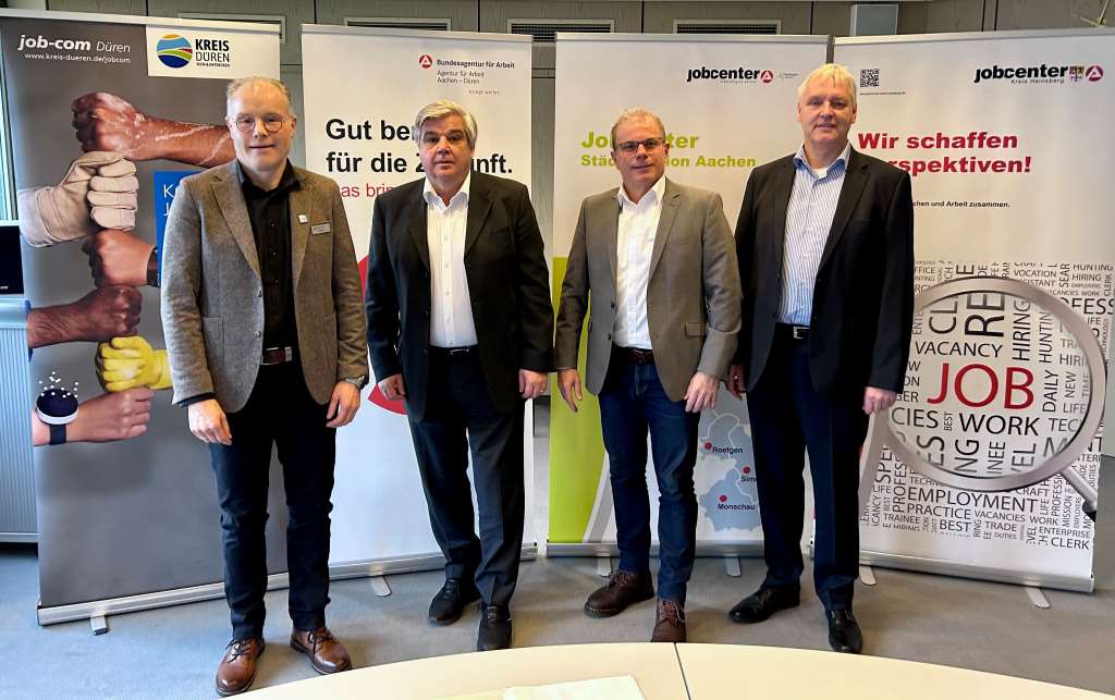 Karl-Josef Cranen (Amtsleiter job-com Kreis Düren), Ulrich Käser (Geschäftsführer Agentur für Arbeit Aachen-Düren), Stefan Graaf (Geschäftsführer Jobcenter StädteRegion Aachen) und Christian Trox (Geschäftsführer Jobcenter Kreis Heinsberg) (v.l.)	 Foto: Kreis Düren