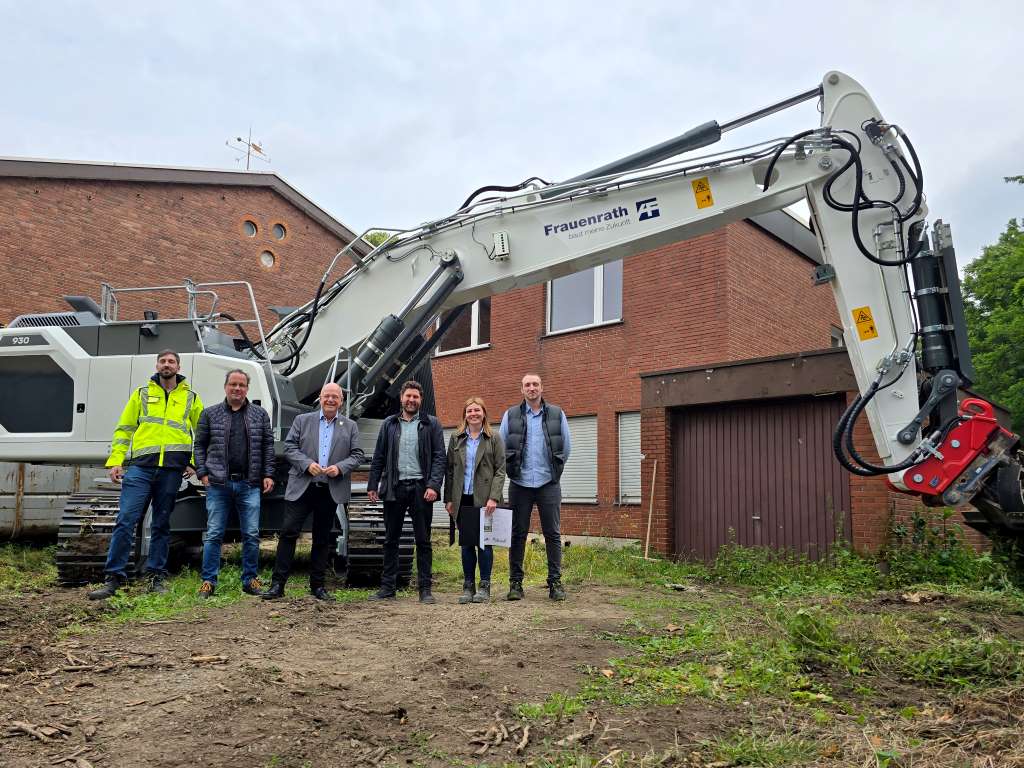 Mit dem Rückbau des bestehenden Hausmeisterhauses sind jetzt die Arbeiten für den Neubau der Kita und der OGS an der Städtischen Katholischen Grundschule Süd gestartet.