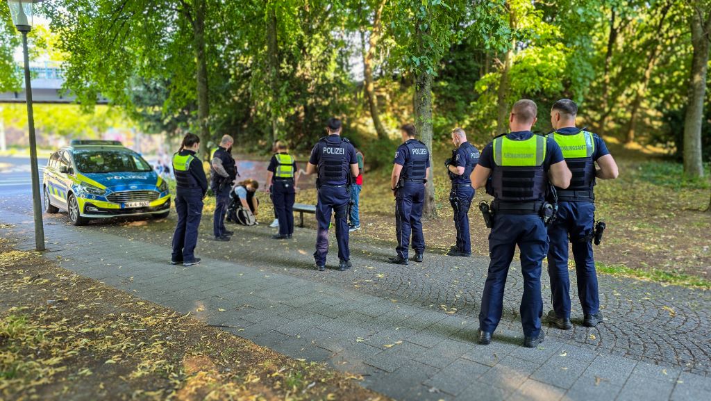 Gemeinsam mit der Polizei hat das Ordnungsamt der Stadt Düren bei einer groß angelegten Kontrollaktion unter anderem in der Grünanlage am Haus der Stadt Personen überprüft.