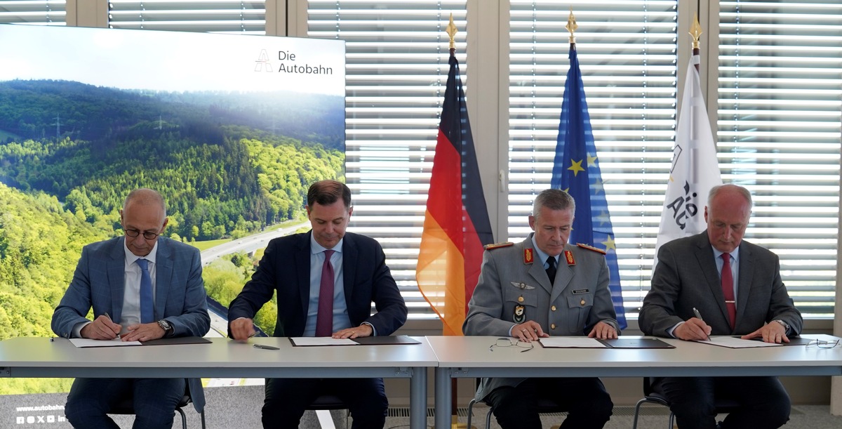 Vertragsunterzeichnung durch (v.l.) Dirk Brandenburger (Die Autobahn GmbH - Technischer Geschäftsführer), Dr. Michael Günter (Die Autobahn GmbH - Vorsitzender der Geschäftsführung), Generalleutnant André Bodemann (Stellvertreter des Befehlshabers des Operativen Führungskommandos der Bundeswehr), Prof. Dr. Roland Börger (Präsident des Bundesamtes für Infrastruktur, Umweltschutz und Dienstleistungen der Bundeswehr) 
