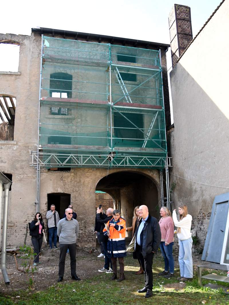 Vor dem Beginn der Abrissarbeiten hat sich Bürgermeister Frank Peter Ullrich vor Ort ein Bild in der Ottensgasse gemacht.