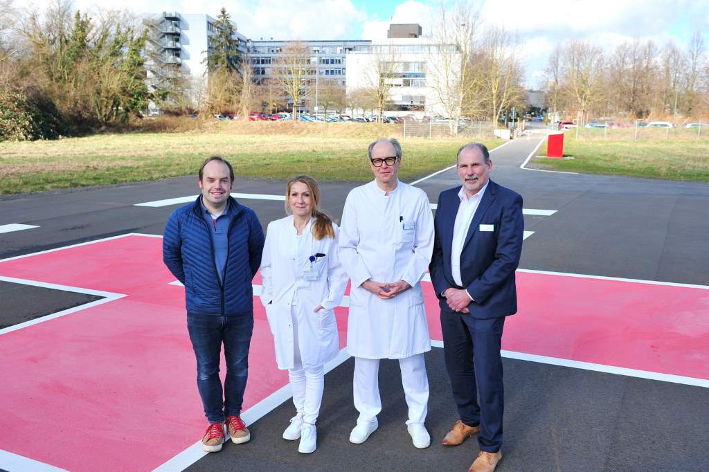 Foto (© K. Erdem) v.l.: Dipl.-Ing. Benjamin Weidner, M.Sc. (Technischer Leiter Josefs-Gesellschaft gAG), Dr. med. Ummehan Ermis (Chefärztin Neurologie), Dr. med. Manfred Hausmann-Albers (Chefarzt Unfallchirurgie) und Geschäftsführer Renardo Schiffer bei der symbolischen Eröffnung der Hubschrauberlandestelle am St. Augustinus-Krankenhaus Düren