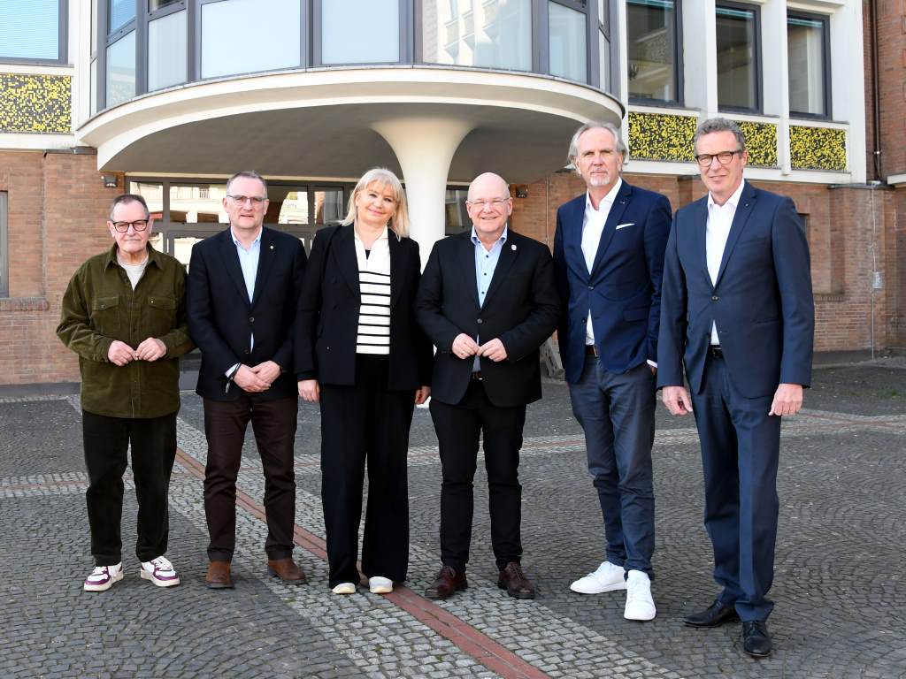 Foto: (v.l.n.r.): Jürgen Roßkamp, Karl-Josef Rubel, Gabriele Gellings (Leiterin von Düren Kultur), Bürgermeister Frank Peter Ullrich, Jörg Mandelartz und Heinrich Klocke bei der Programmvorstellung.