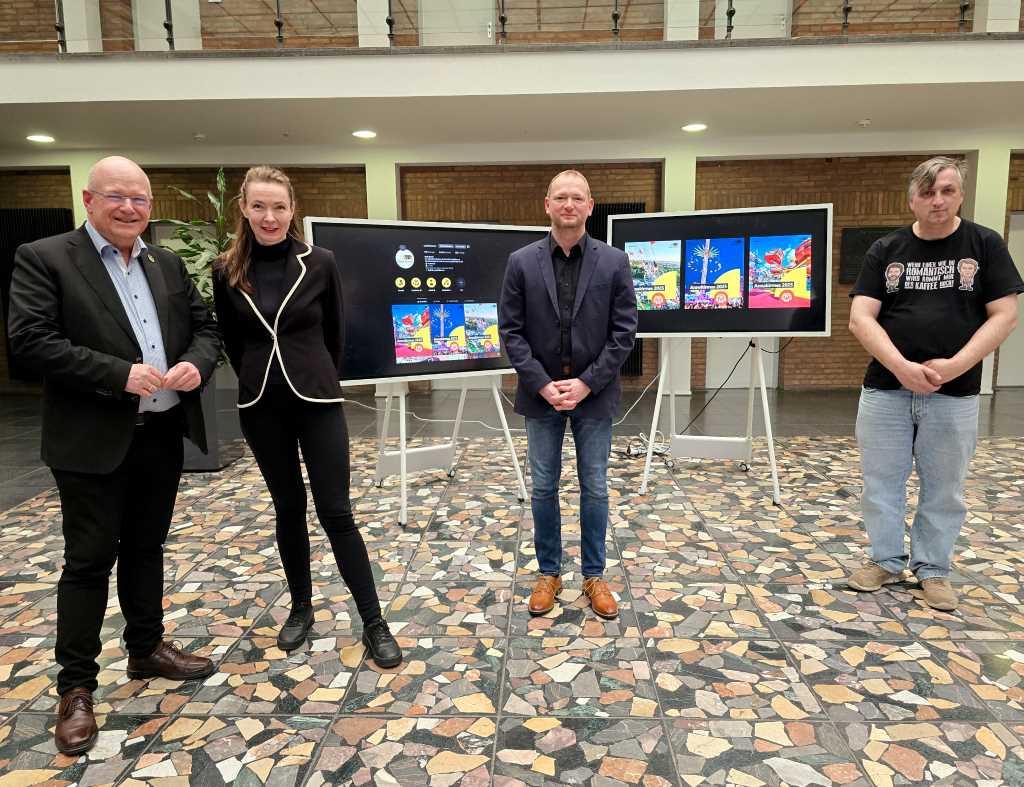 Bürgermeister Frank Peter Ullrich gratulierte den Gewinnern des Fotowettbewerbs zur Annakirmes: Lilly Vetter (2.v.l.), Michael Heiduck (3.v.l.) und Uwe Lauff (4.l.).