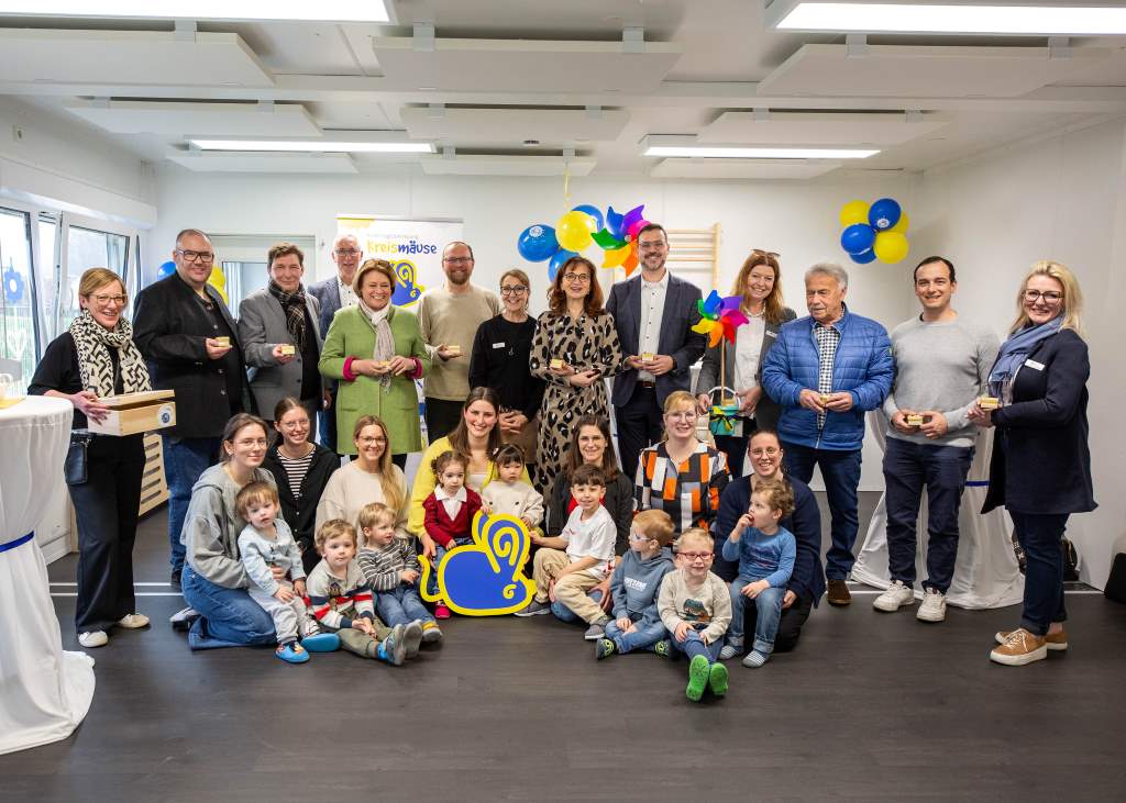 Die Beteiligten der Kita, des Trägers, der Stadt, der Kreispolitik, der Kirche und allen voran die Kinder freuen sich über die Einweihung der Schatzmäuse in Jülich. Foto: Kreis Düren