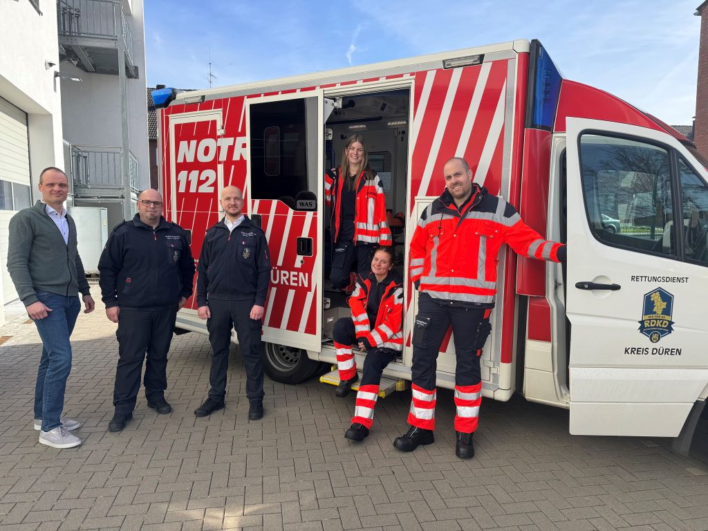 Die drei neuen Azubis Sebastian Gevert, Laura Stör und Marie Lövenich (v.r.)  im Rettungsdienst werden von Dr. Norbert Hambach, Robert Engels und Thomas Wagner (v.l./RDKD) begrüßt. Foto: Kreis Düren