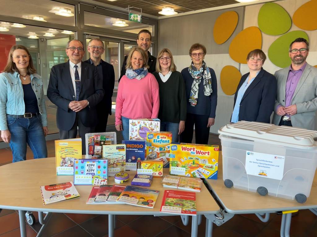 Übergabe der Sprachbox stellvertretend in Vettweiß: Stephanie Schneider (Kreis Düren), Yousef Momen, Erhard Kusch (beide Förderverein KI), Christopher Löhr (Präsident Lions-Club Düren-Rurstadt), Natalia Christoffels, Agnes Müller, Margaretha Kessel (alle drei Smile-Patinnen), Anja Görres (Schulleitung Regenbogenschule) und Joachim Kunth (Bürgermeister Vettweiß/v.l.) Foto: Kreis Düren