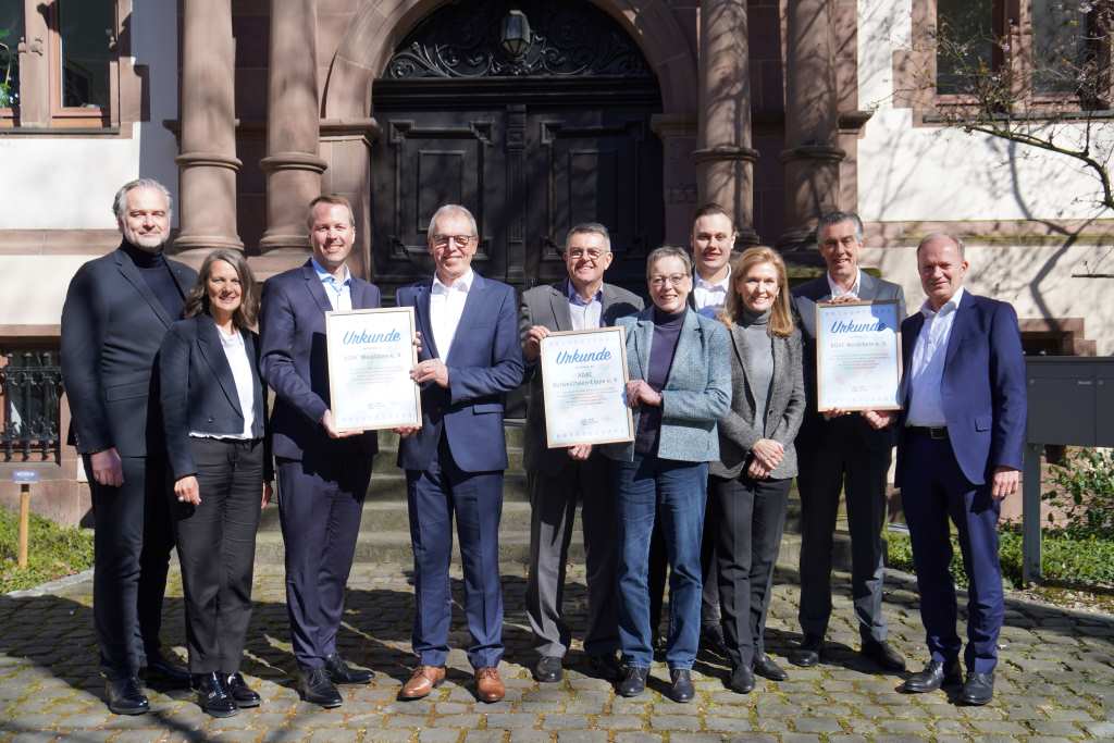 Foto zeigt von links nach rechts: Ferry M. Franz, Geschäftsführer des ADAC Westfalen e. V., Heike Ellermann, Bereichsleiterin Touristik des ADAC Westfalen e. V., Stefan Ast, Geschäftsführer des Fördervereins NRW-Stiftung, Bernd Kurzweg, Vorstandsvorsitzender des ADAC Westfalen e. V., Martin Freidank, Geschäftsführer des ADAC Ostwestfalen-Lippe e. V., Marianne Thomann-Stahl, Stellvertretende Vorsitzende des Fördervereins NRW-Stiftung, Florian Lange, Teamleiter Touristik des ADAC Ostwestfalen-Lippe e. V., Jacqueline Grünewald, Geschäftsführerin des ADAC Nordrhein e. V., Thomas Hellemann, Vorstand Mitgliedsleistungen des ADAC Nordrhein e. V. sowie Michael Breuer, Vorsitzender des Fördervereins NRW-Stiftung.   Foto: NRW-Stiftung