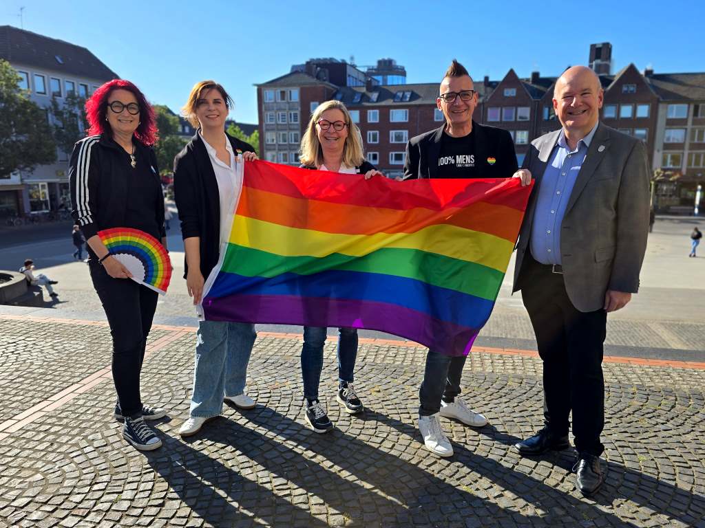 Gemeinsam mit den Organisatoren der Dürener Teilnahme an der CSD-Parade in Köln hofft Bürgermeister Frank Peter Ullrich darauf, dass möglichst viele Dürenerinnen und Dürener dem Aufruf folgen.