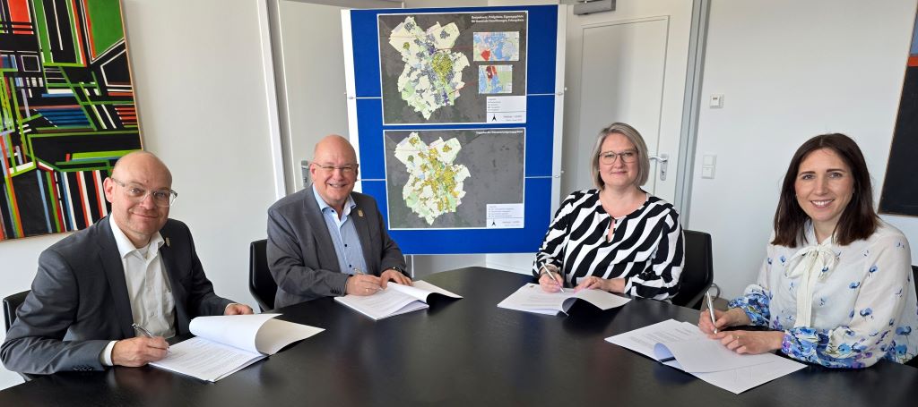 (v.l.n.r.) Niels-Christian Schaffert (Technischer Beigeordneter der Stadt Düren), Bürgermeister Frank Peter Ullrich, Annika Butzen (Geschäftsführerin St. Marien-Hospital und St. Augustinus-Krankenhaus), Maria Creeten (Geschäftsführerin Stadtwerke Düren)
