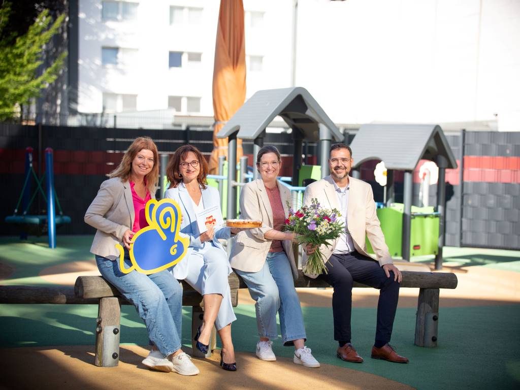 Danke zum Tag der Kinderbetreuung vom Stephanie Wentz, Elke Ricken-Melchert (v.l.) und Christoph Siebertz von den Kreismäusen danken stellvertretend für alle Kita-Leiterin Nina Anscheit. Foto: Kreis Düren